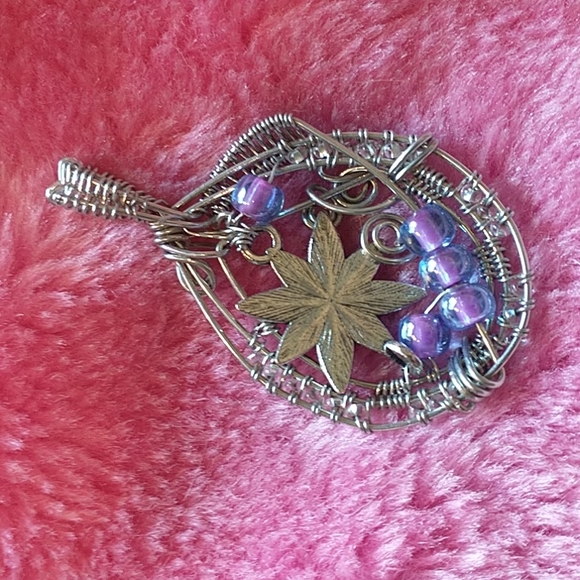NWT Beautiful Hand Wire Weaved Teardrop Flower Pendant - Picture 3 of 4